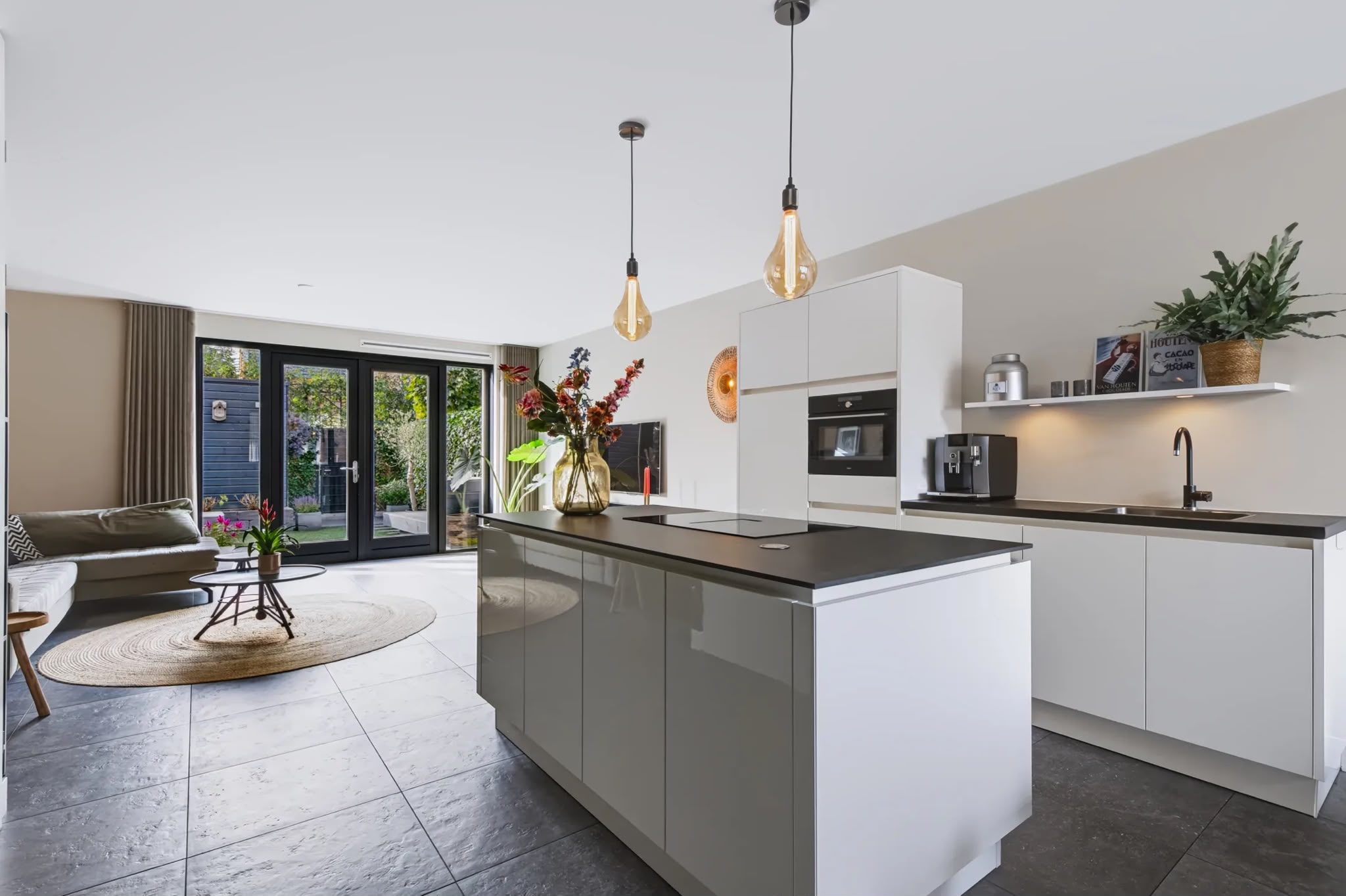 Woonkeuken met strak stucwerk